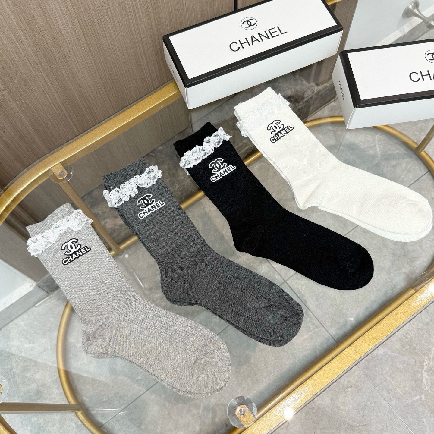 配包装【一盒四双】CHANEL 香奈儿高版本 ～好看到爆炸 CHANEL 袜子🔥烫印中筒袜，超精致🔥🔥潮