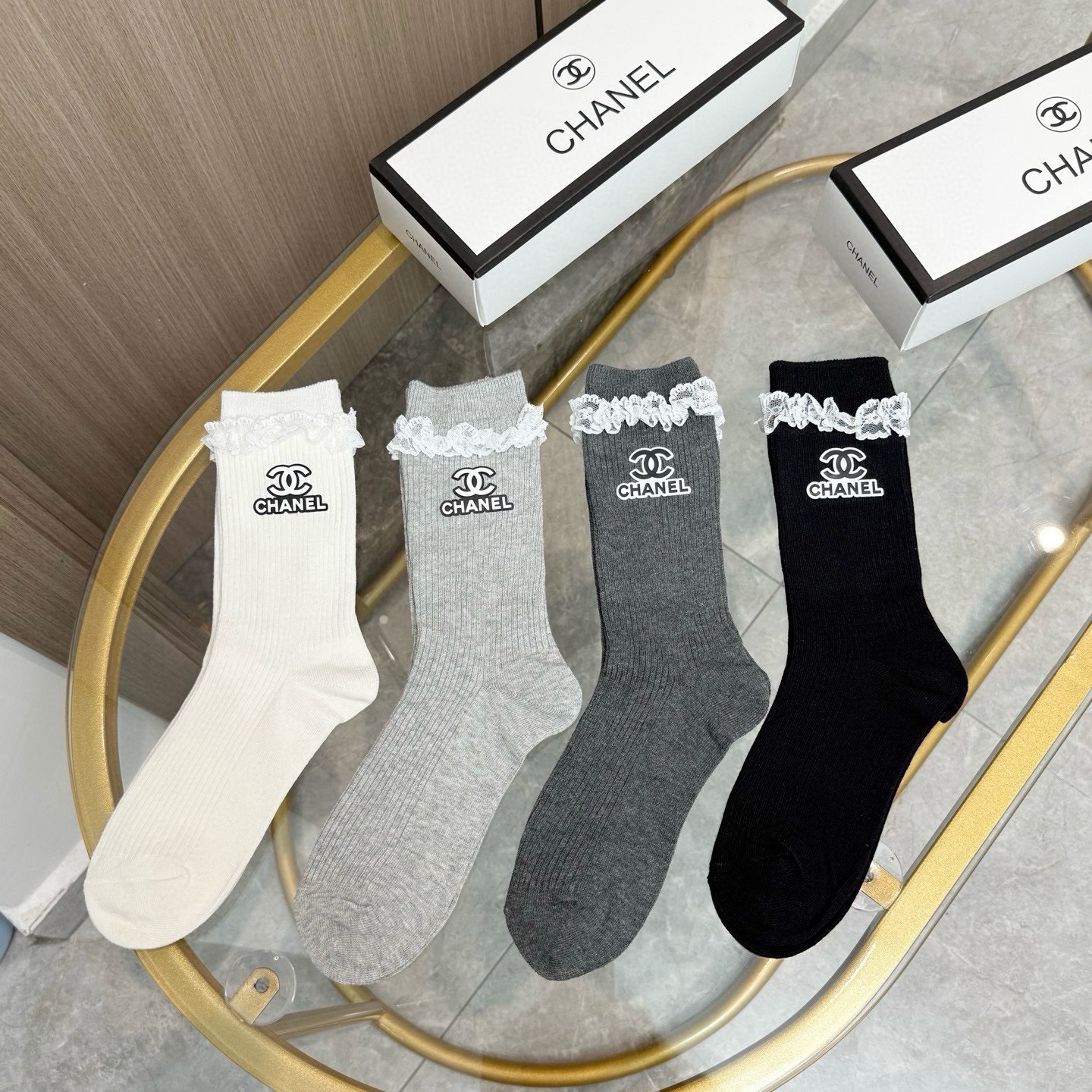 配包装【一盒四双】CHANEL 香奈儿高版本 ～好看到爆炸 CHANEL 袜子🔥烫印中筒袜，超精致🔥🔥潮