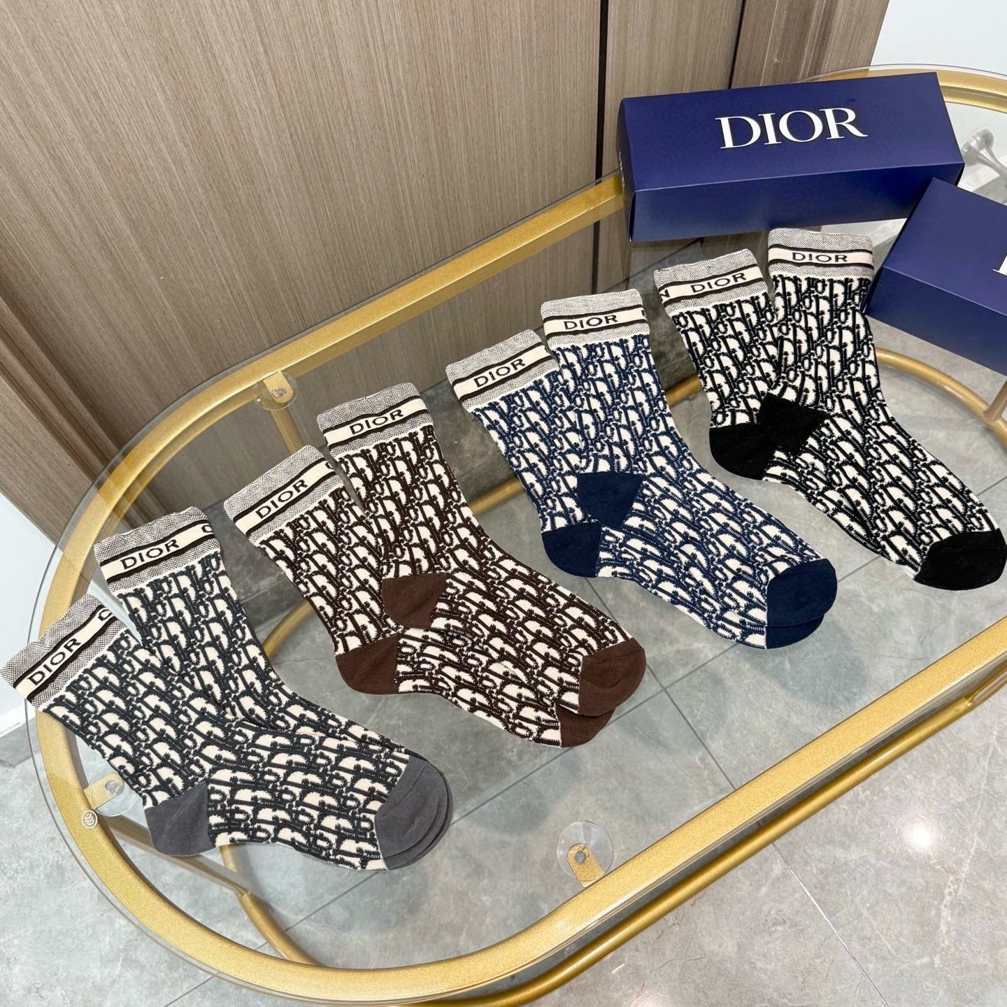 配包装【一盒四双】Dior · 迪奥❗️超级爆款网红袜子❗️D家官网同步提花字母小腿袜，ins明星网红推