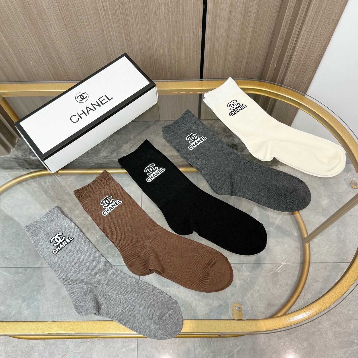 【一盒五双】CHANEL香奈儿高版本 ～好看到爆炸小香 袜子🔥高筒袜，超软糯🔥🔥潮人必不能少的CHANE