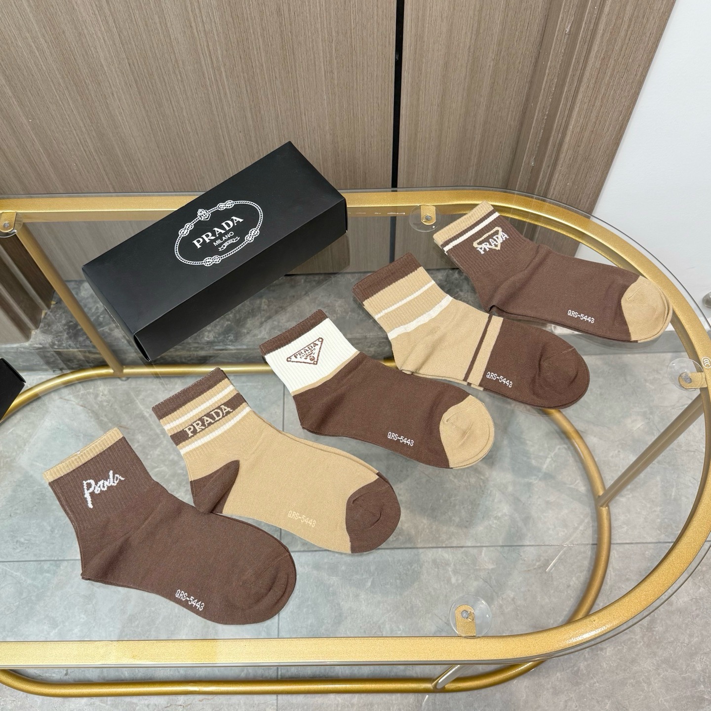 配包装【一盒五双】🌟PRADA 普拉达 爆款中筒袜🌟高版本 ～好看到爆炸 欧美大牌中筒袜🔥🌟潮人必不能少