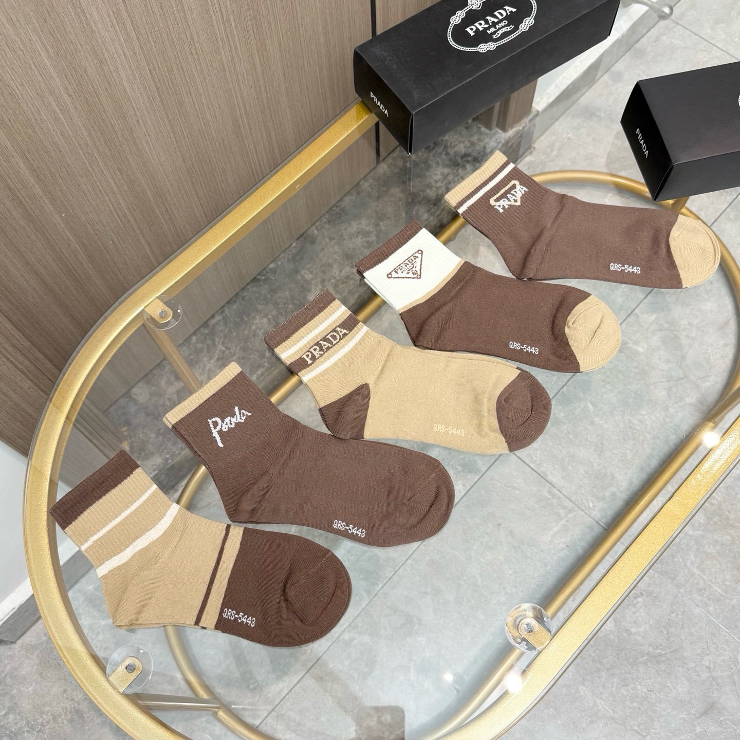 配包装【一盒五双】🌟PRADA 普拉达 爆款中筒袜🌟高版本 ～好看到爆炸 欧美大牌中筒袜🔥🌟潮人必不能少