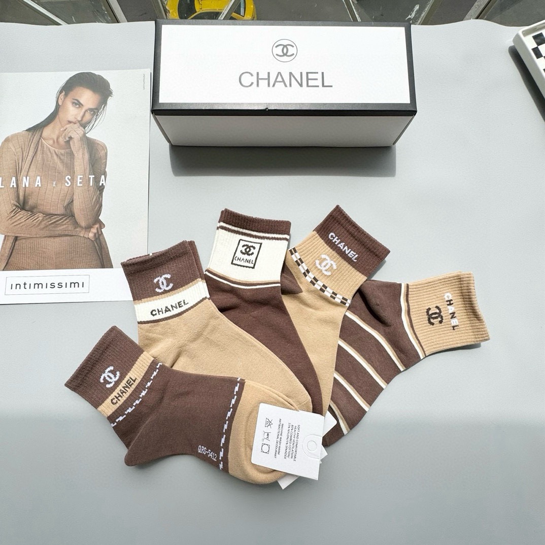 配包装【一盒五双】🌟Chanel 香奈儿 爆款卡中筒袜🌟高版本 ～好看到爆炸 欧美大牌中筒袜🔥🌟潮人必不
