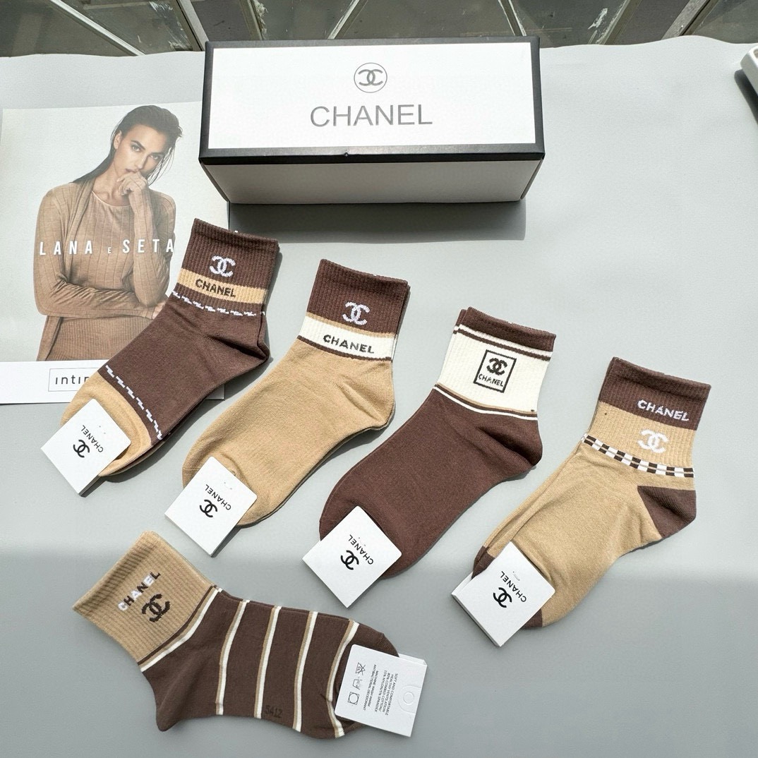 配包装【一盒五双】🌟Chanel 香奈儿 爆款卡中筒袜🌟高版本 ～好看到爆炸 欧美大牌中筒袜🔥🌟潮人必不