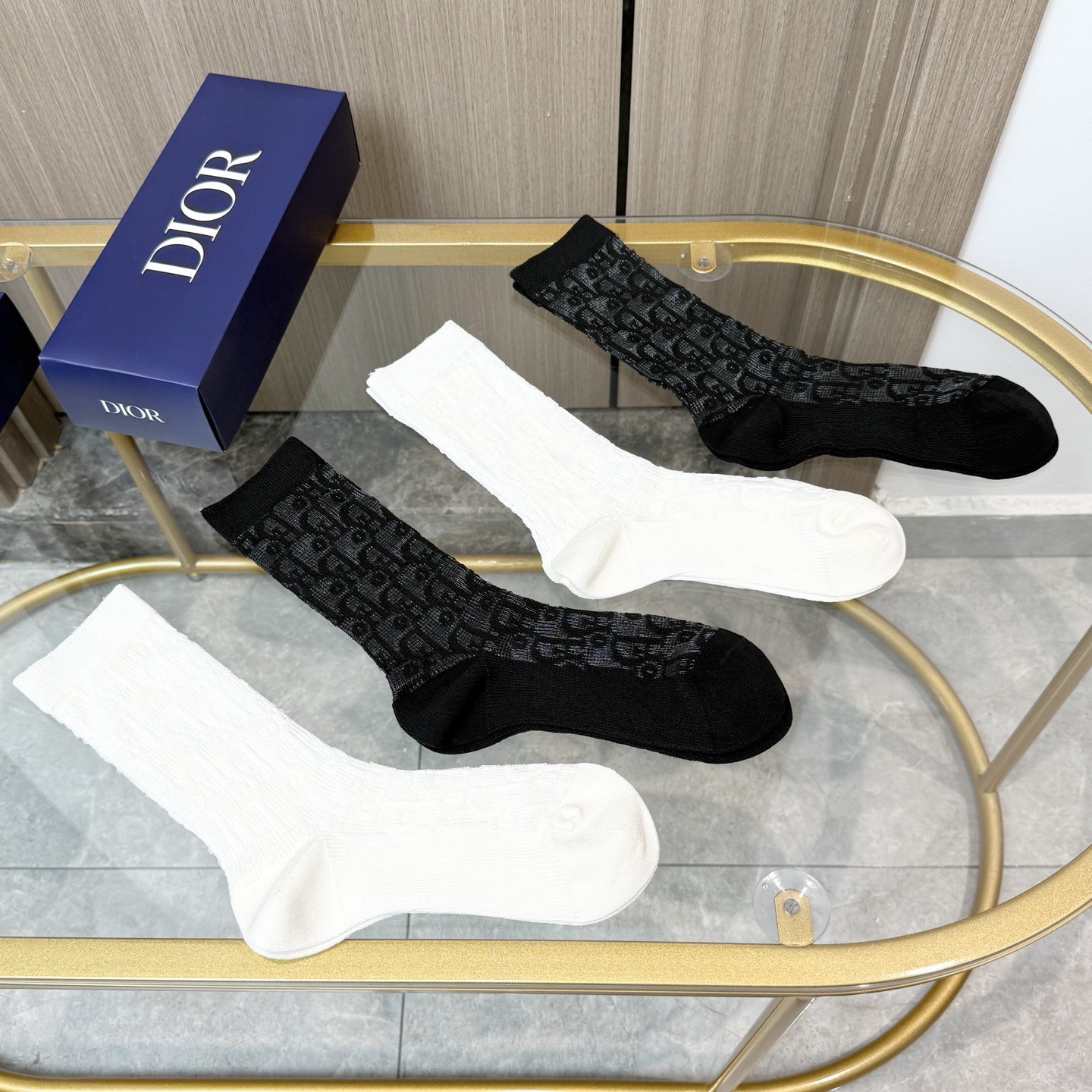 配包装【一盒四双】Dior · 迪奥❗️超级爆款网红袜子❗️D家官网同步提花字母小腿袜，ins明星网红推