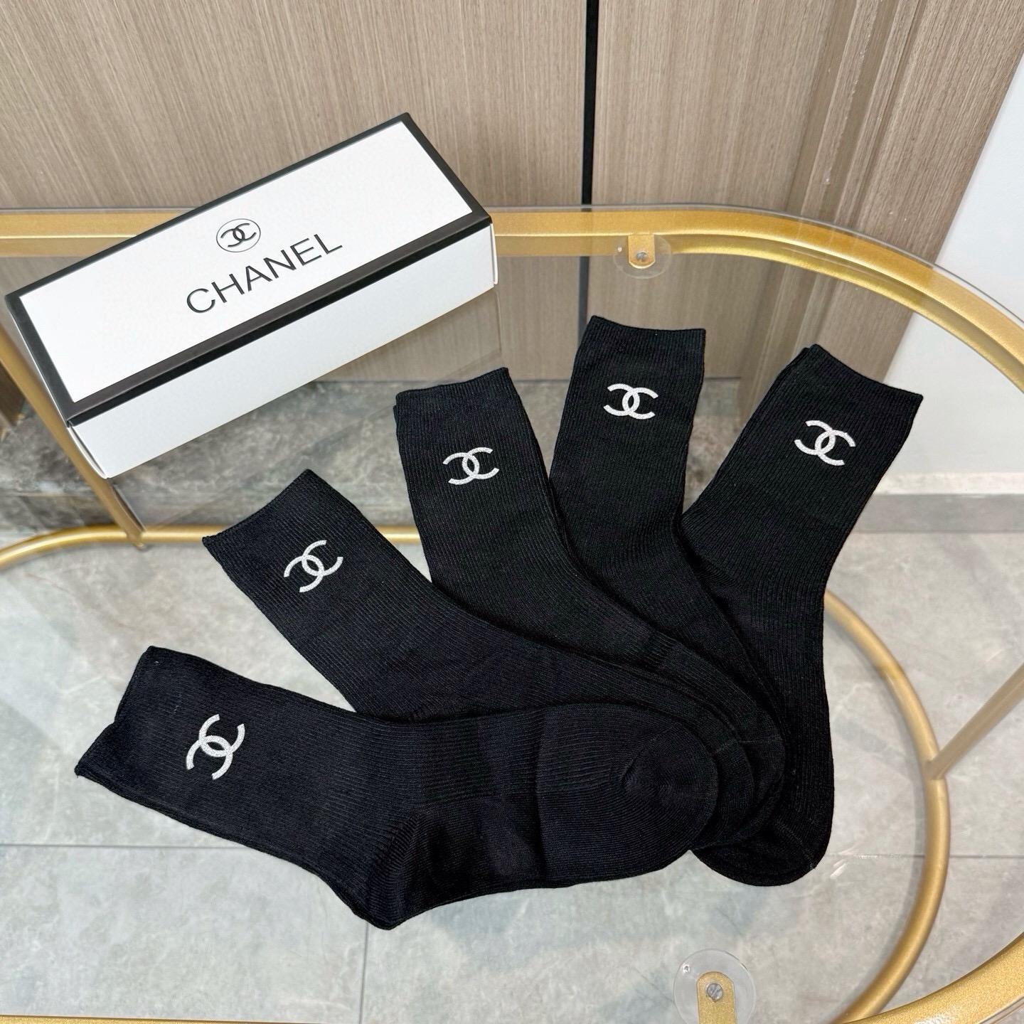 配包装【一盒五双】CHANEL 香奈儿高版本 ～好看到爆炸 CHANEL 袜子🔥双针烫印羊绒中筒袜，超软