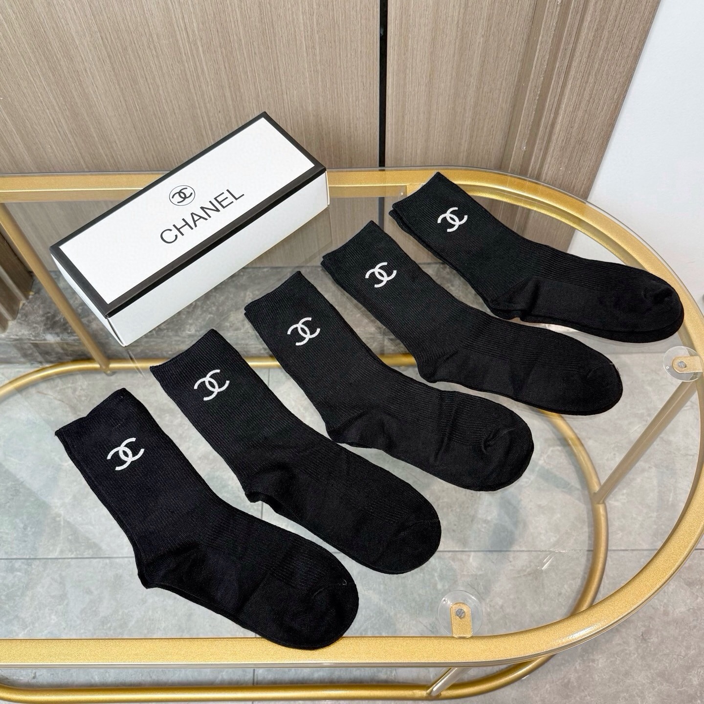 配包装【一盒五双】CHANEL 香奈儿高版本 ～好看到爆炸 CHANEL 袜子🔥双针烫印羊绒中筒袜，超软