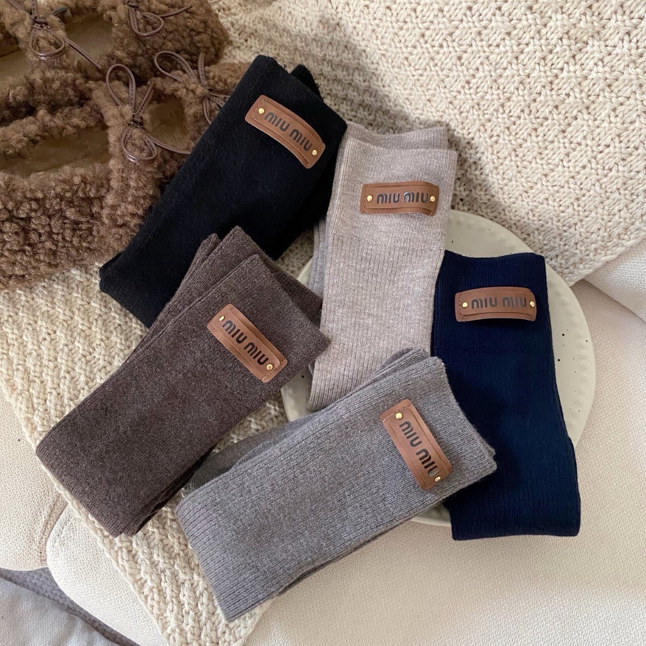 配包装【一盒一双】MIUMIU · 缪缪❗️超级爆款网红羊绒袜子❗️缪家官网同步字母羊绒小腿袜，ins明