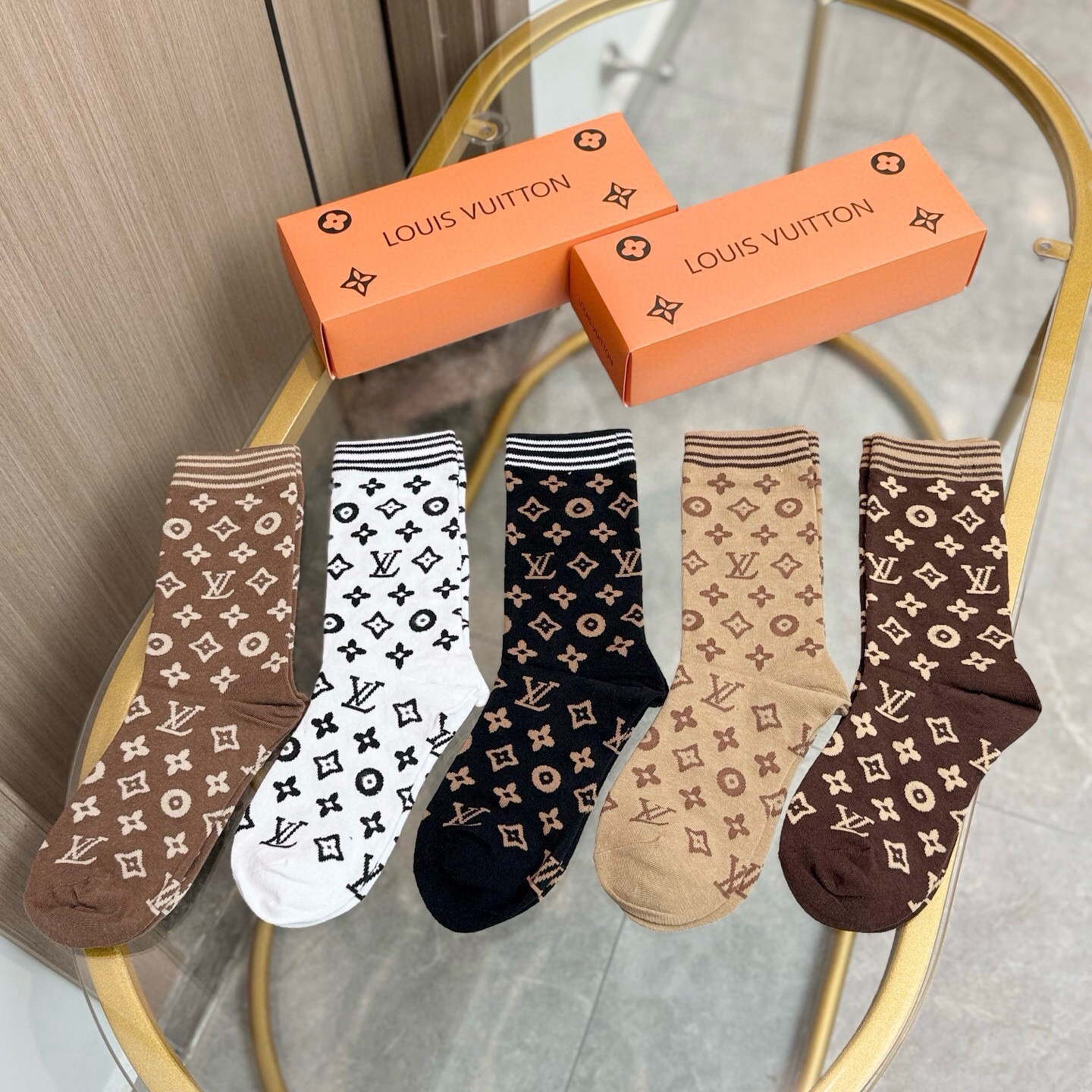 配包装【一盒五双】🌟LV 路易威登 爆款 长筒袜🌟高版本 ～好看到爆炸 欧美大牌长筒袜🔥🌟潮人必不能少的