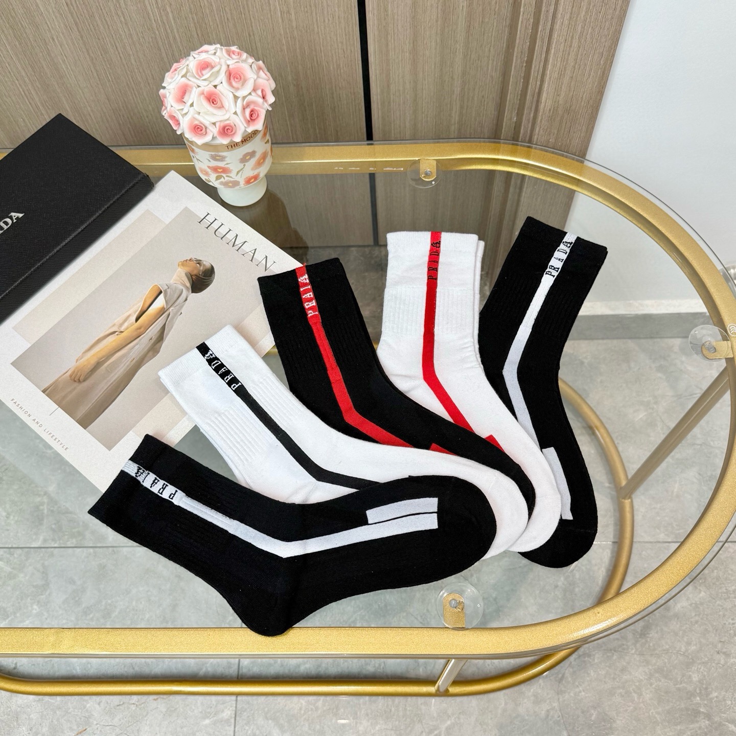 配包装【一盒五双】🌟PRADA 普拉达 爆款高筒袜🌟高版本 ～好看到爆炸 欧美大牌高筒袜🔥🌟潮人必不能少