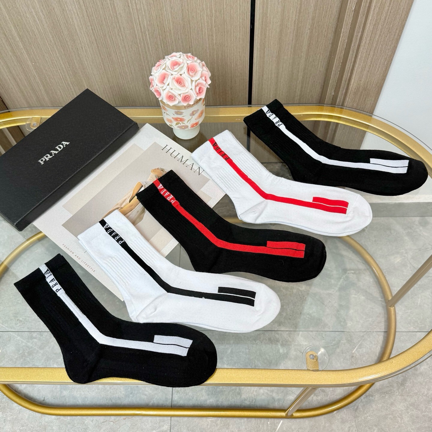 配包装【一盒五双】🌟PRADA 普拉达 爆款高筒袜🌟高版本 ～好看到爆炸 欧美大牌高筒袜🔥🌟潮人必不能少