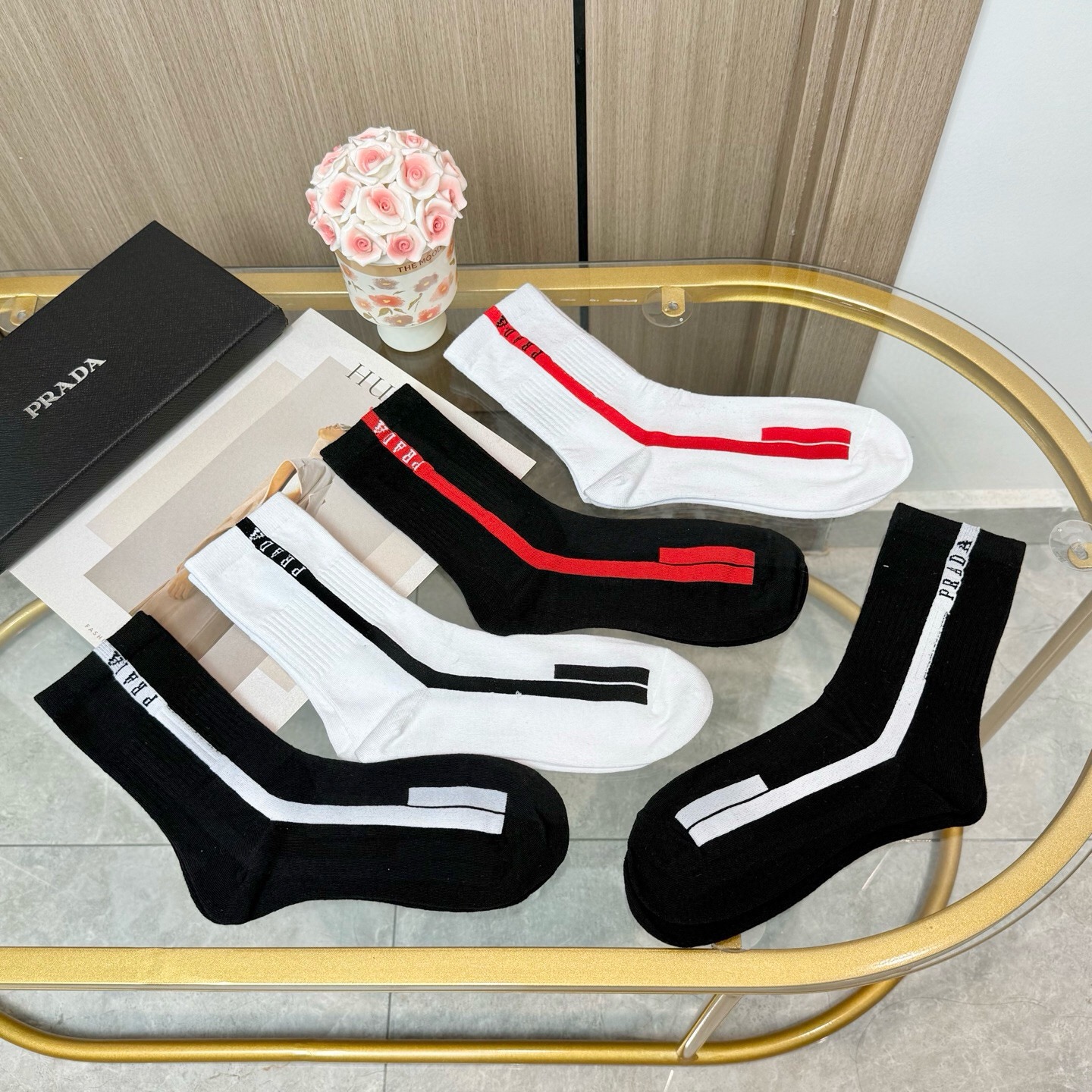配包装【一盒五双】🌟PRADA 普拉达 爆款高筒袜🌟高版本 ～好看到爆炸 欧美大牌高筒袜🔥🌟潮人必不能少