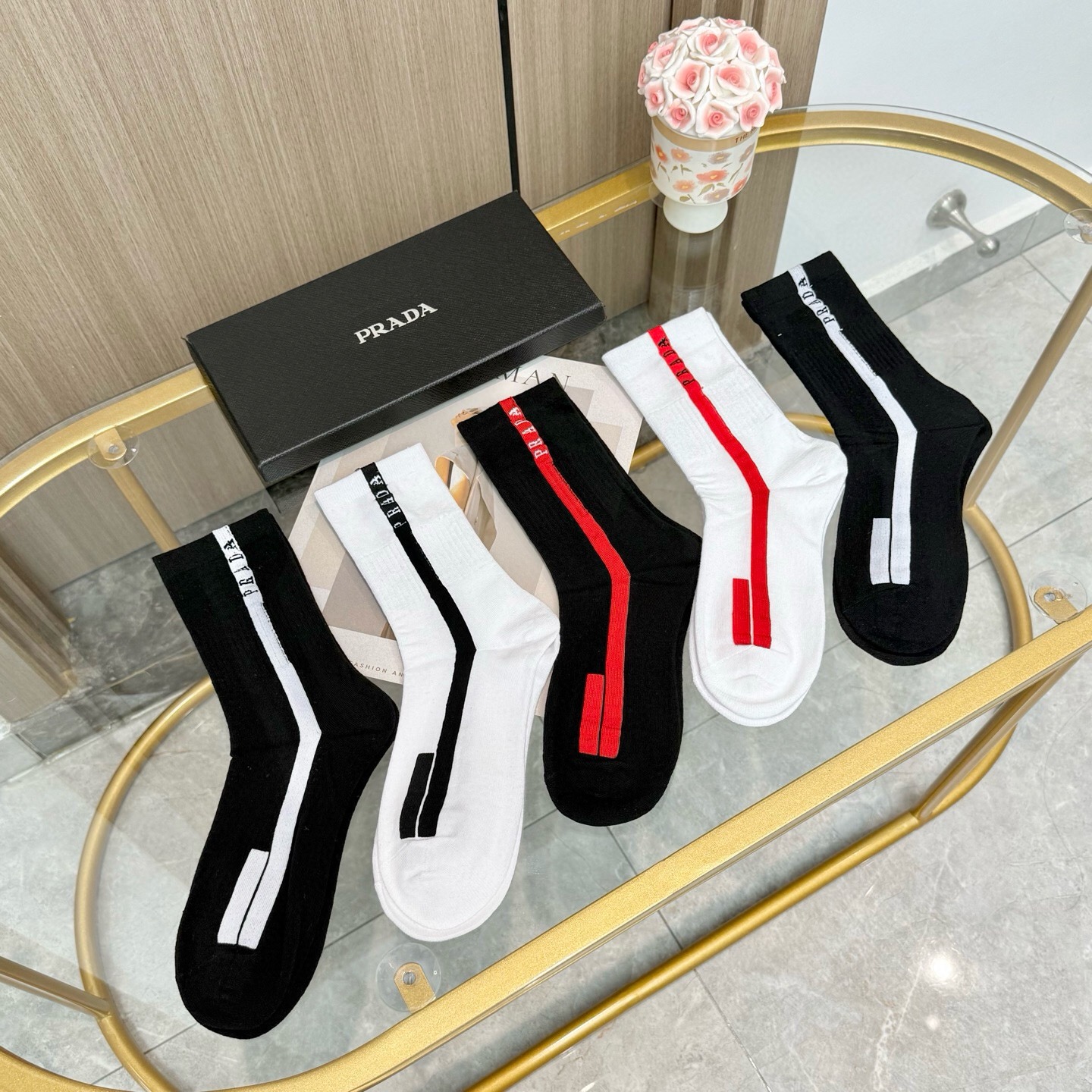 配包装【一盒五双】🌟PRADA 普拉达 爆款高筒袜🌟高版本 ～好看到爆炸 欧美大牌高筒袜🔥🌟潮人必不能少