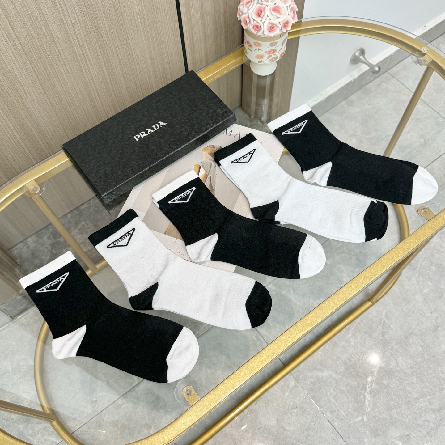 配包装【一盒五双】🌟PRADA 普拉达 爆款高筒袜🌟高版本 ～好看到爆炸 欧美大牌高筒袜🔥🌟潮人必不能少