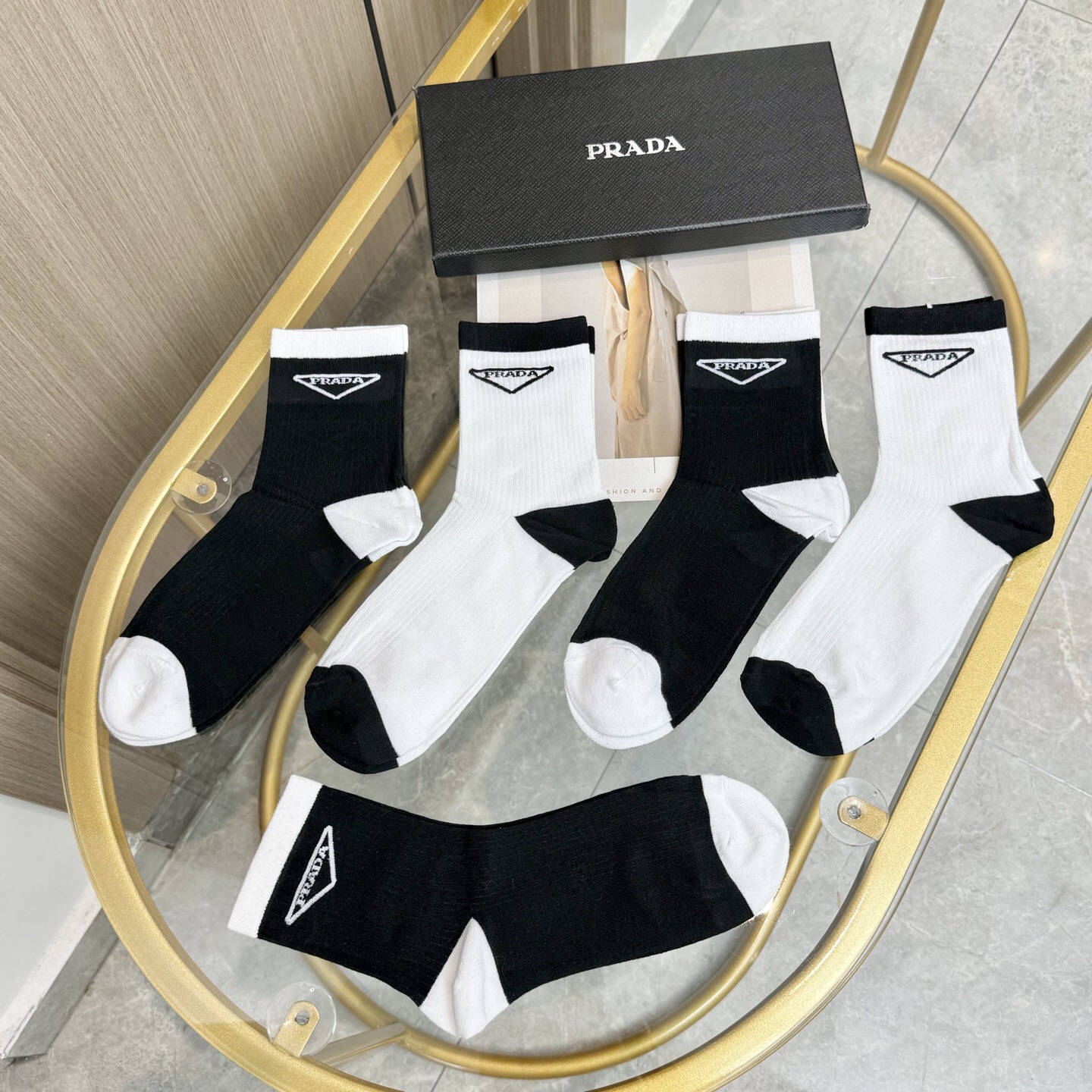 配包装【一盒五双】🌟PRADA 普拉达 爆款高筒袜🌟高版本 ～好看到爆炸 欧美大牌高筒袜🔥🌟潮人必不能少