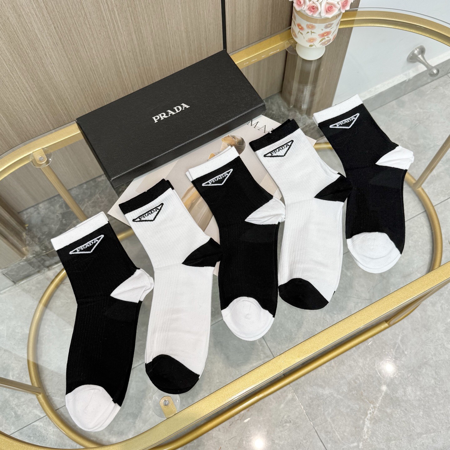 配包装【一盒五双】🌟PRADA 普拉达 爆款高筒袜🌟高版本 ～好看到爆炸 欧美大牌高筒袜🔥🌟潮人必不能少