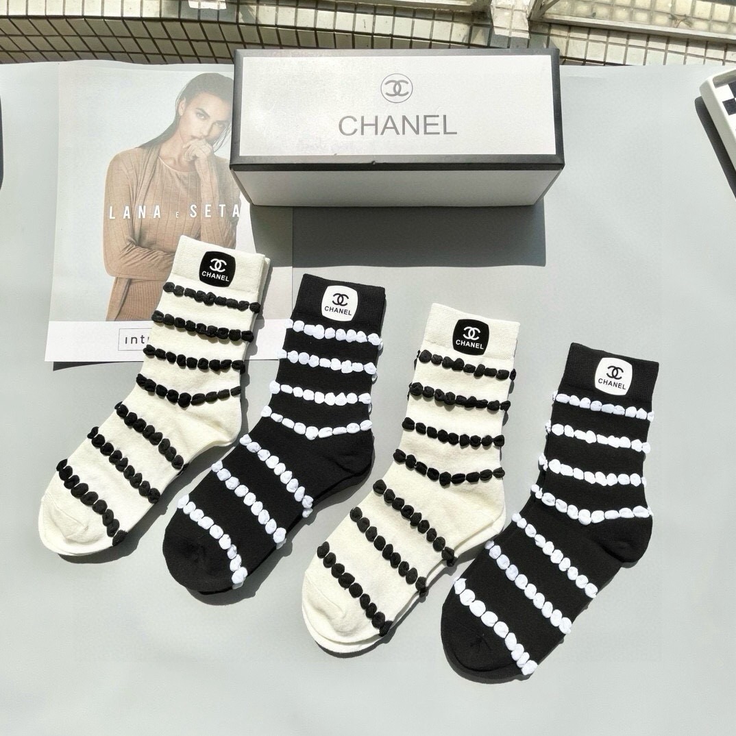 配包装【一盒四双】🌟CHANEL香奈儿 爆款中筒袜🌟高版本 ～好看到爆炸 欧美大牌中筒袜🔥🌟潮人必不能少
