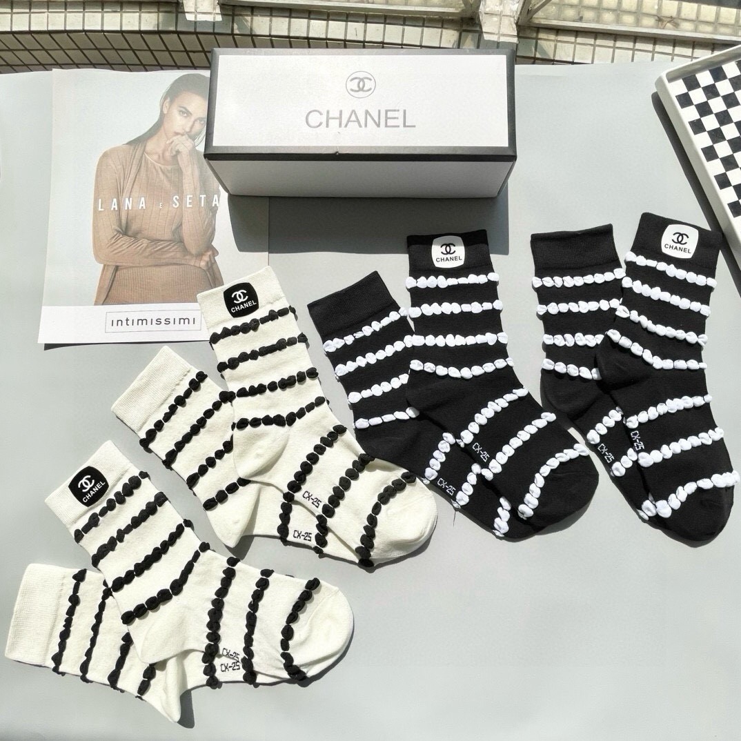 配包装【一盒四双】🌟CHANEL香奈儿 爆款中筒袜🌟高版本 ～好看到爆炸 欧美大牌中筒袜🔥🌟潮人必不能少