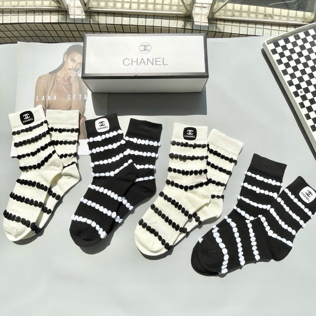 配包装【一盒四双】🌟CHANEL香奈儿 爆款中筒袜🌟高版本 ～好看到爆炸 欧美大牌中筒袜🔥🌟潮人必不能少