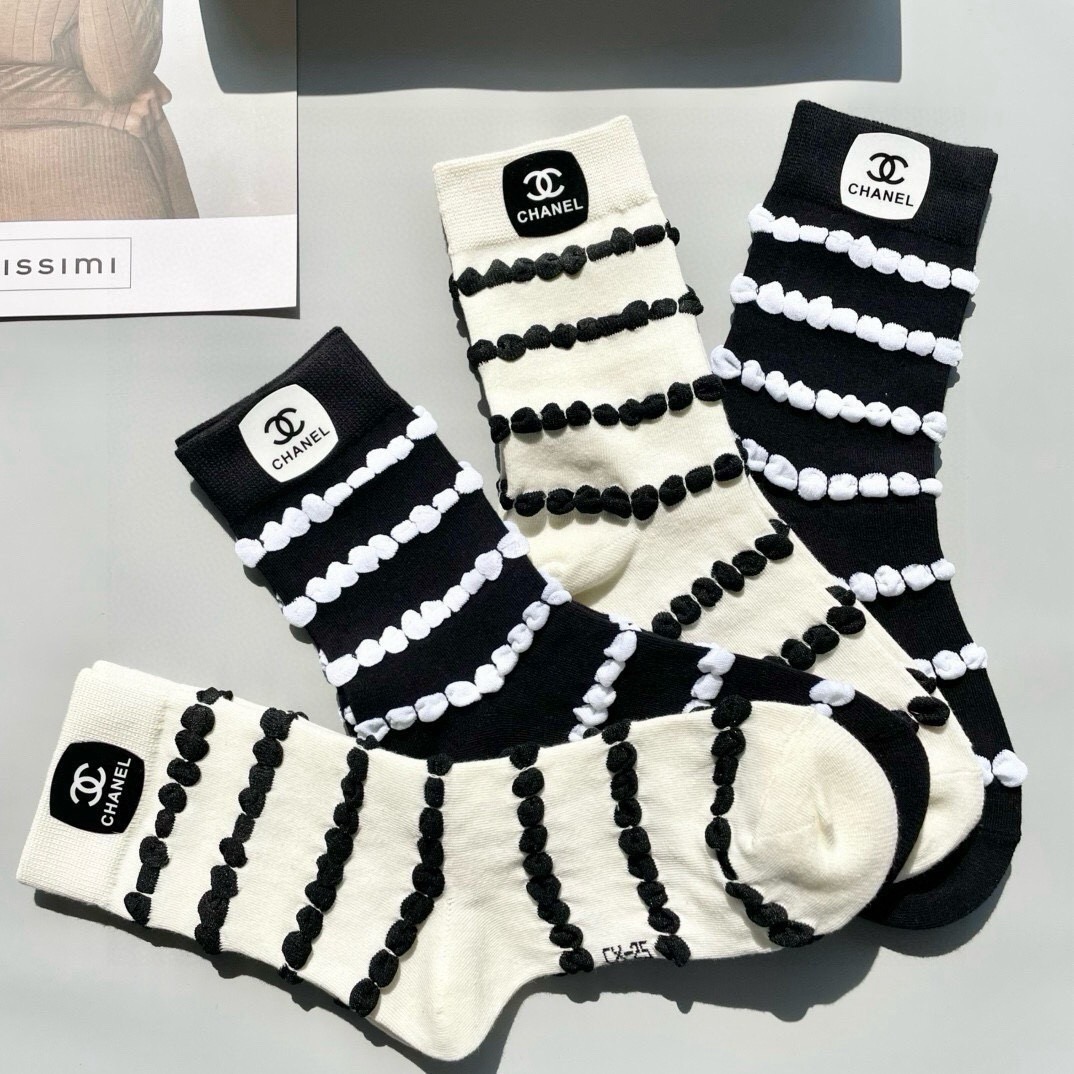 配包装【一盒四双】🌟CHANEL香奈儿 爆款中筒袜🌟高版本 ～好看到爆炸 欧美大牌中筒袜🔥🌟潮人必不能少