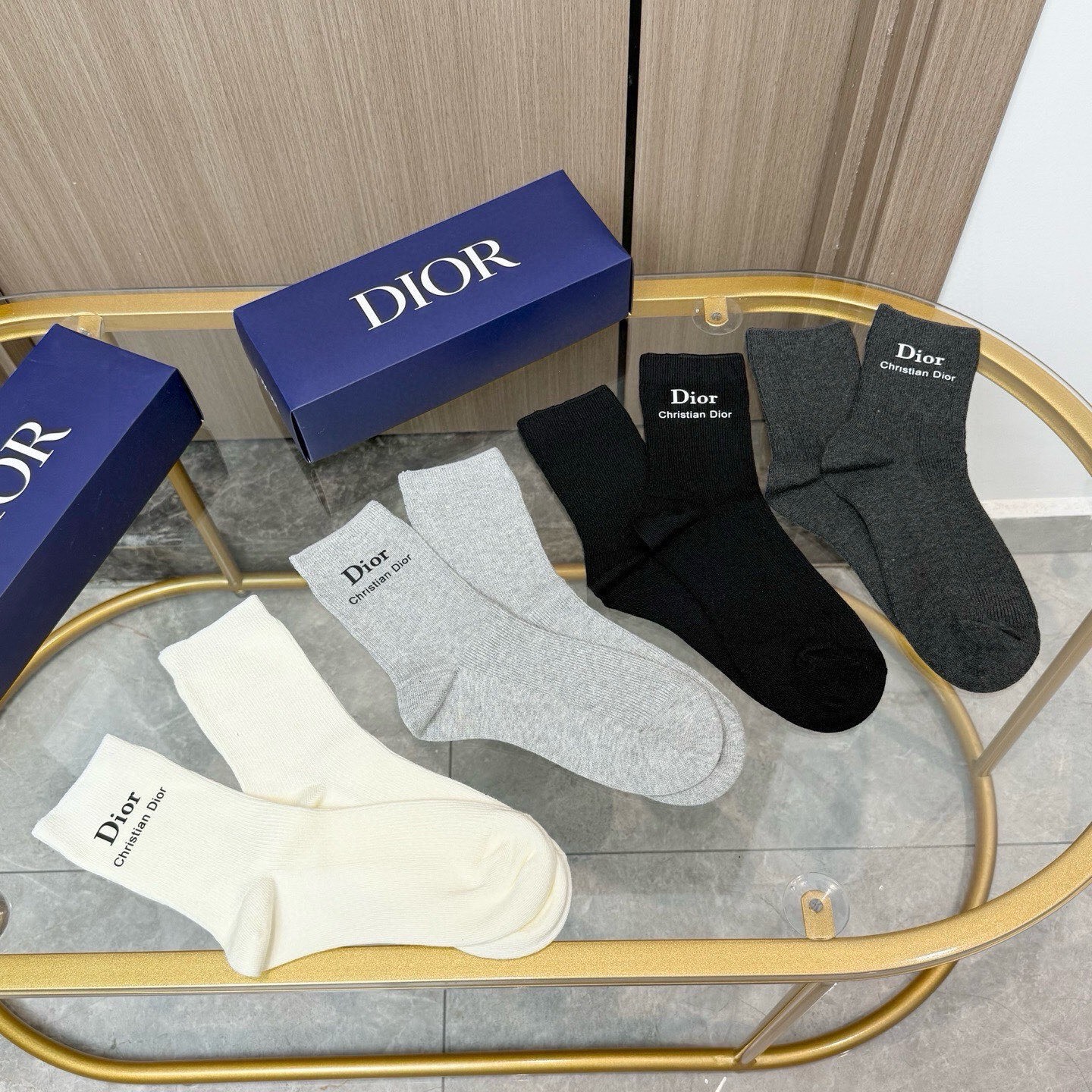 配包装【一盒四双】DIOR 迪奥高版本 ～好看到爆炸 Dior 袜子🔥双针烫印中筒袜，超软糯🔥🔥潮人必不