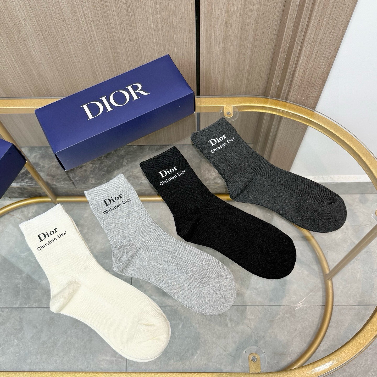 配包装【一盒四双】DIOR 迪奥高版本 ～好看到爆炸 Dior 袜子🔥双针烫印中筒袜，超软糯🔥🔥潮人必不