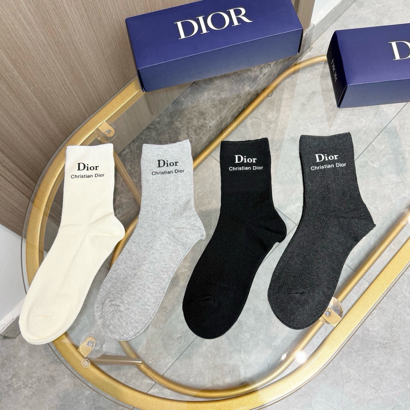 配包装【一盒四双】DIOR 迪奥高版本 ～好看到爆炸 Dior 袜子🔥双针烫印中筒袜，超软糯🔥🔥潮人必不