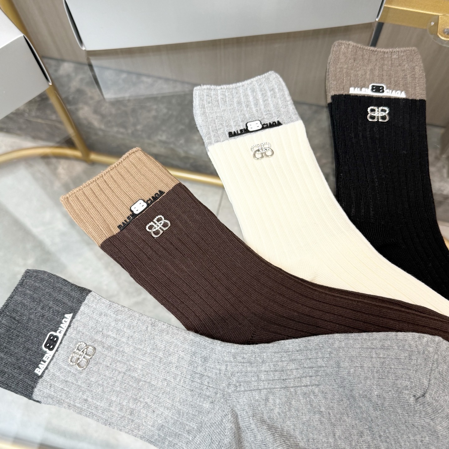 配包装【一盒四双】BALENCIAGA · 巴黎世家 ❗️超级爆款网红袜子 巴黎家官网同步硅胶字母小腿袜