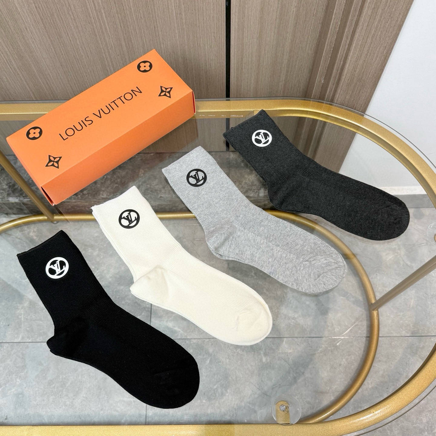 配包装【一盒四双】LV 路易威登高版本 ～好看到爆炸 LV 袜子🔥双针烫印中筒袜，超软糯🔥🔥潮人必不能少
