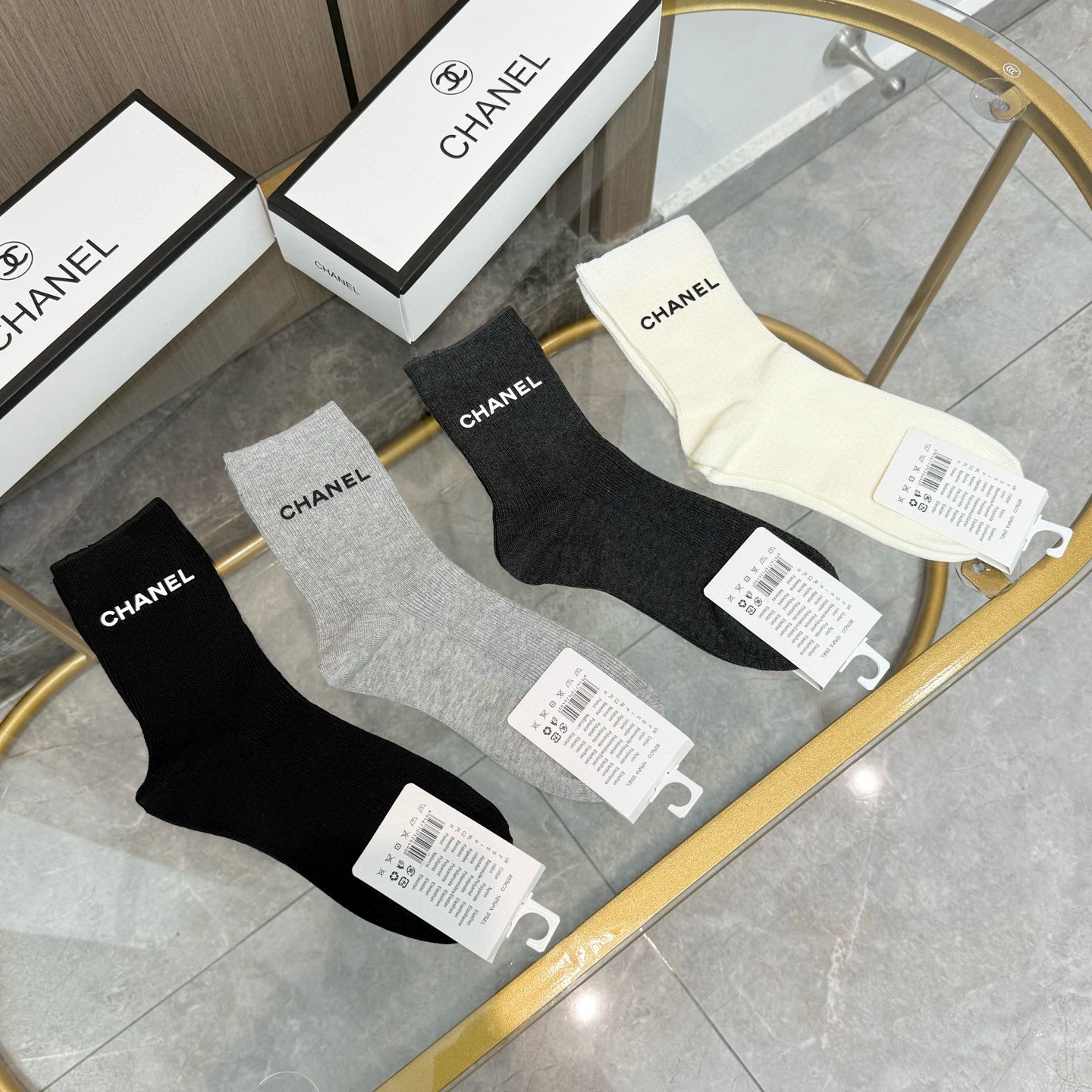 配包装【一盒四双】CHANEL 香奈儿高版本 ～好看到爆炸 CHANEL 袜子🔥双针烫印中筒袜，超精致🔥