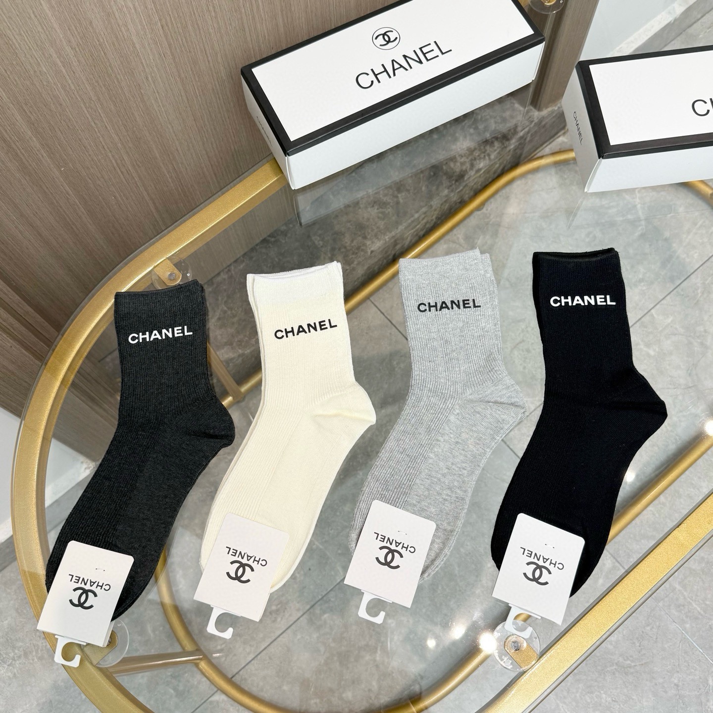 配包装【一盒四双】CHANEL 香奈儿高版本 ～好看到爆炸 CHANEL 袜子🔥双针烫印中筒袜，超精致🔥