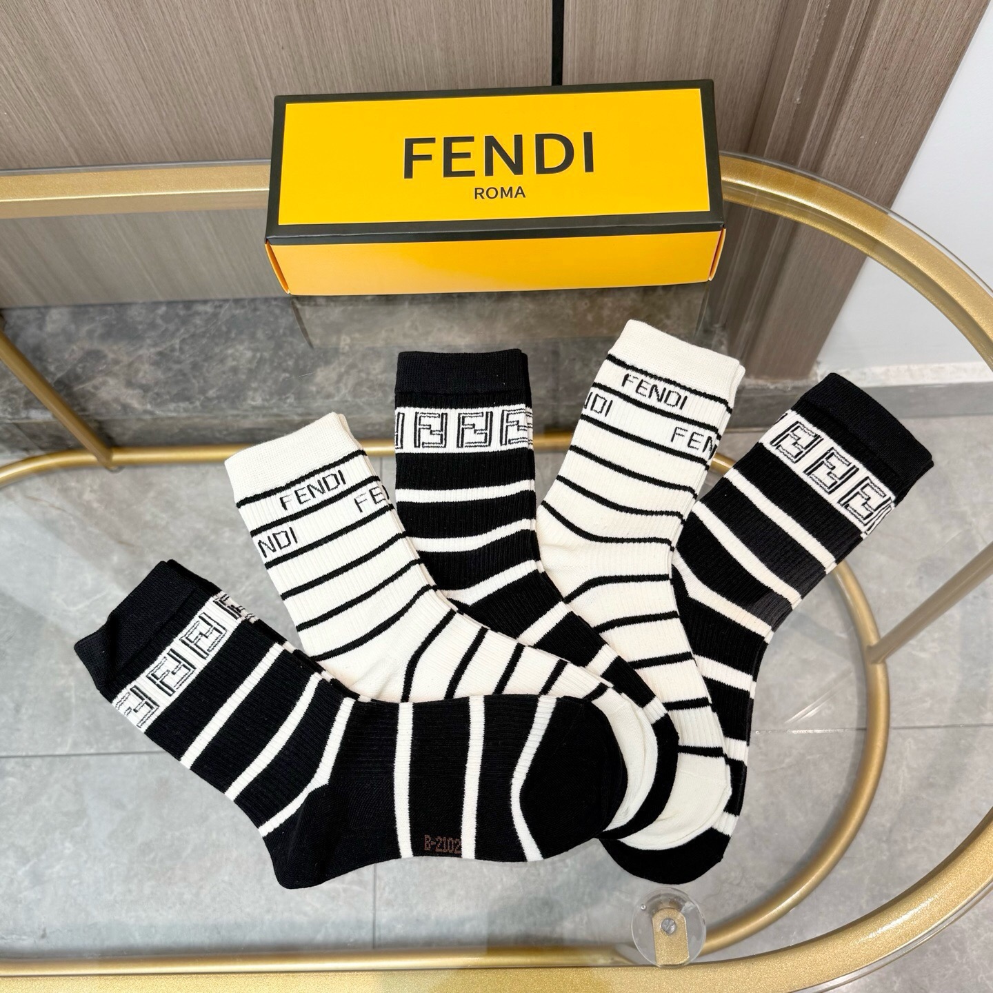 配包装【一盒五双】FENDI · 芬迪❗️大F新品高筒袜子❗️超级经典的双F标志，纯棉材质制造，透气舒适