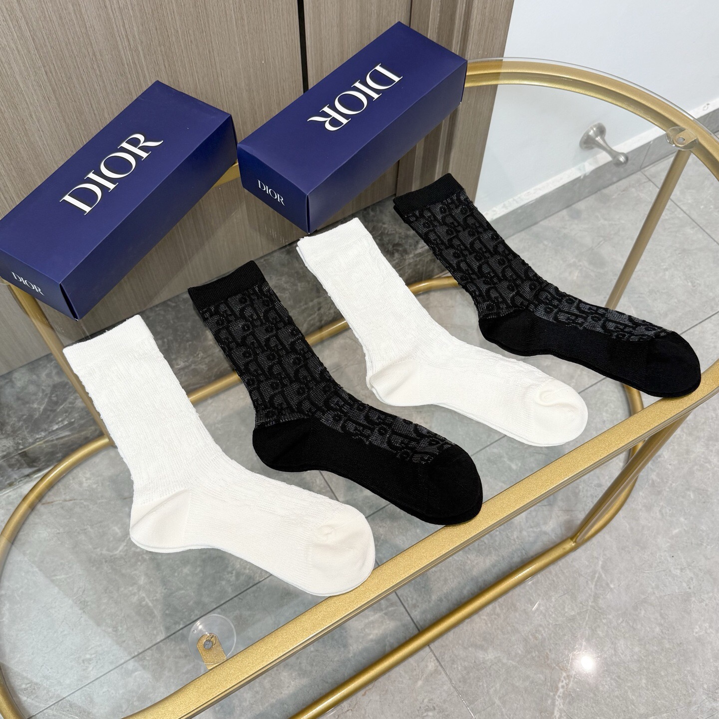 配包装【一盒四双】Dior · 迪奥❗️超级爆款网红袜子❗️D家官网同步提花字母小腿袜，ins明星网红推
