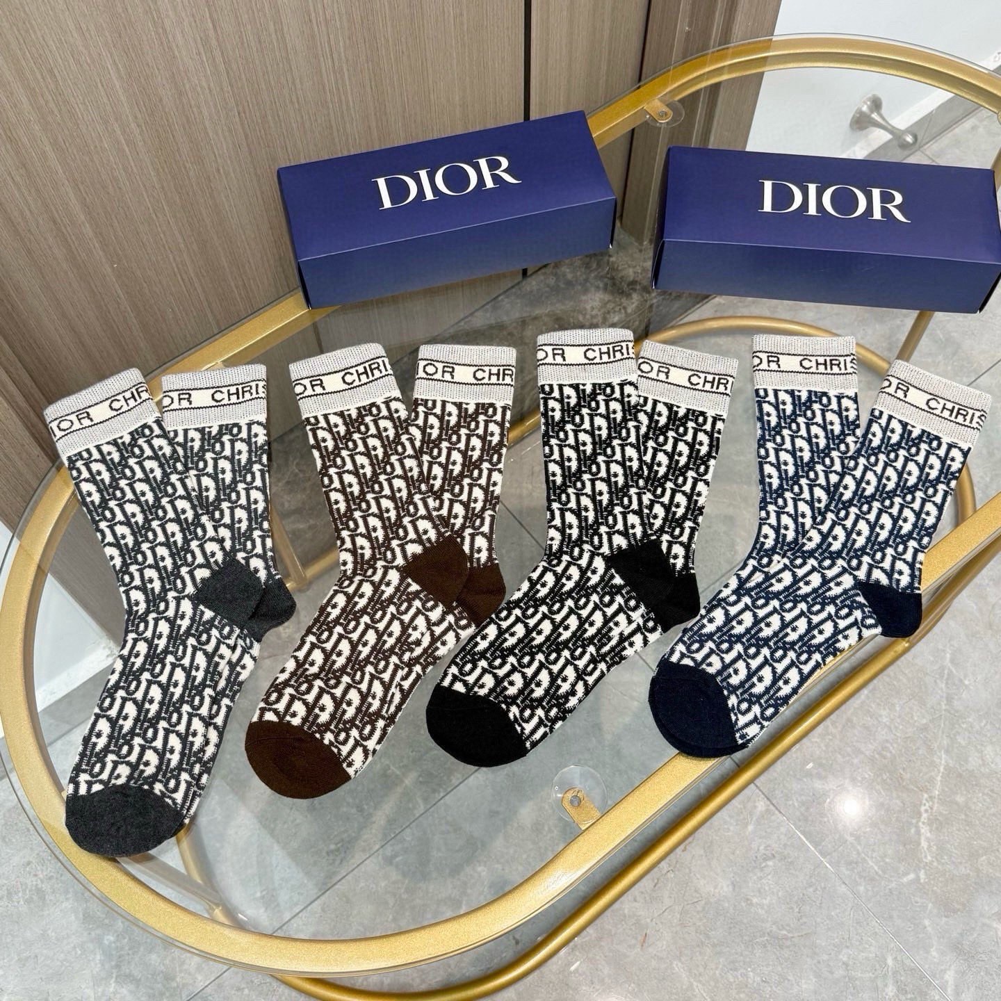 配包装【一盒四双】DIOR 迪奥高版本 ～好看到爆炸 Dior 袜子🔥羊绒袜，超软糯🔥🔥潮人必不能少的 