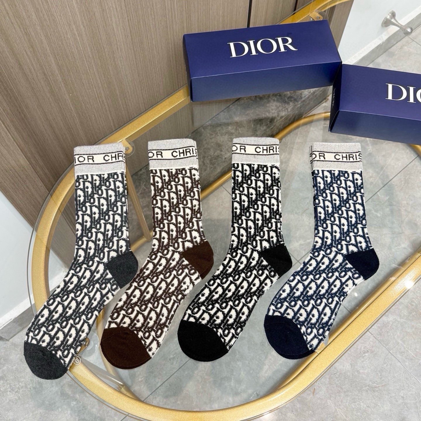 配包装【一盒四双】DIOR 迪奥高版本 ～好看到爆炸 Dior 袜子🔥羊绒袜，超软糯🔥🔥潮人必不能少的 