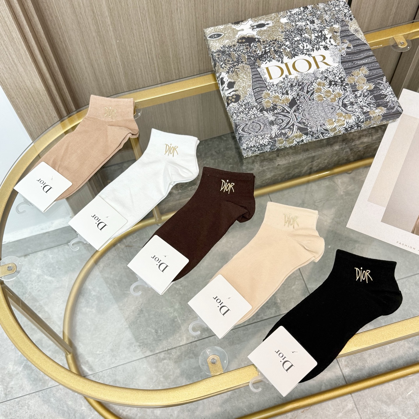 配包装【一盒五双】DIOR · 迪奥❗️DIOR家新品烫金短筒男女款袜子❗️专柜同步长袜，超级经典的小香