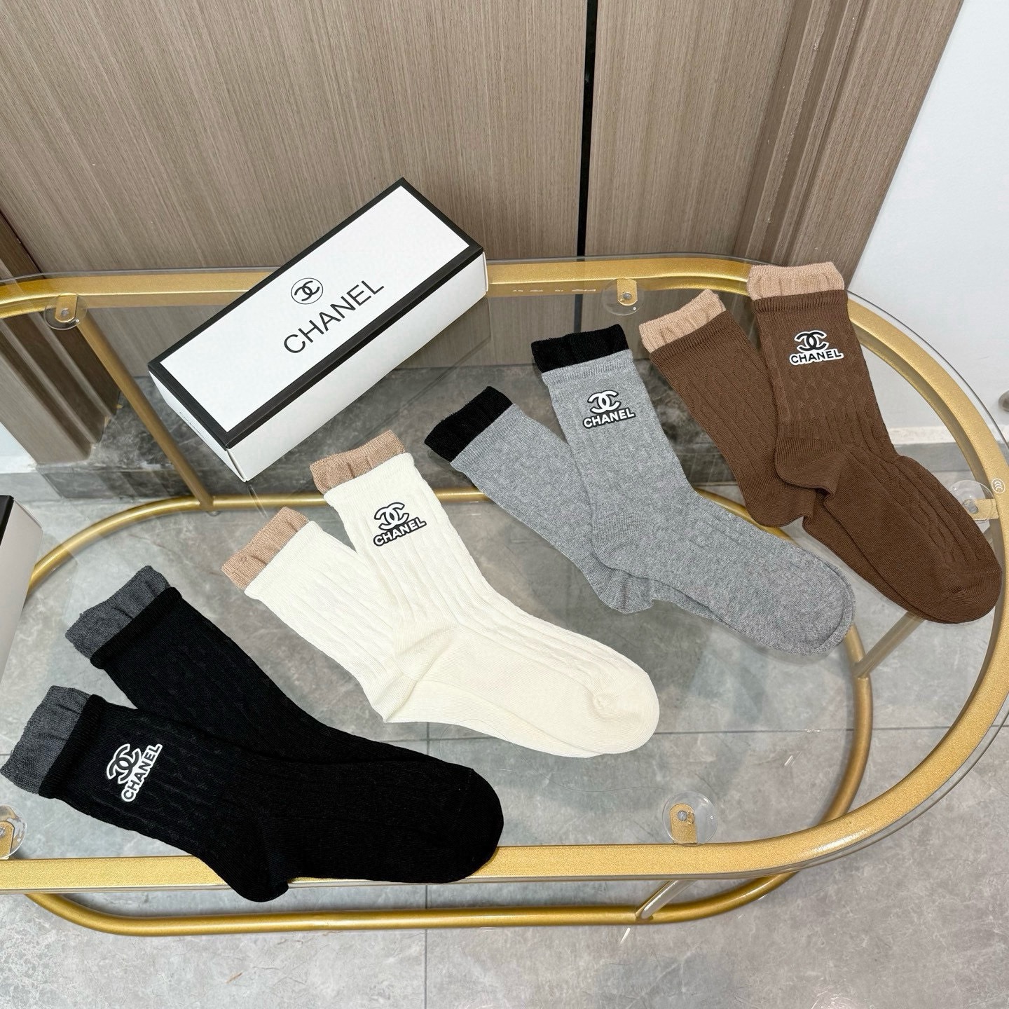 配包装【一盒四双】CHANEL 香奈儿高版本 ～好看到爆炸 CHANEL 袜子🔥烫印中筒袜，超精致🔥🔥潮