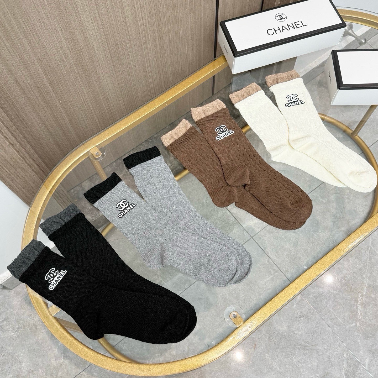 配包装【一盒四双】CHANEL 香奈儿高版本 ～好看到爆炸 CHANEL 袜子🔥烫印中筒袜，超精致🔥🔥潮