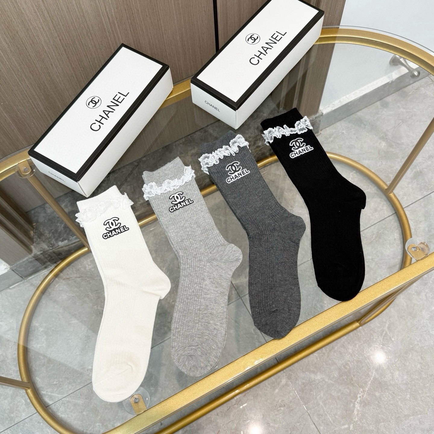 配包装【一盒四双】CHANEL 香奈儿高版本 ～好看到爆炸 CHANEL 袜子🔥烫印中筒袜，超精致🔥🔥潮
