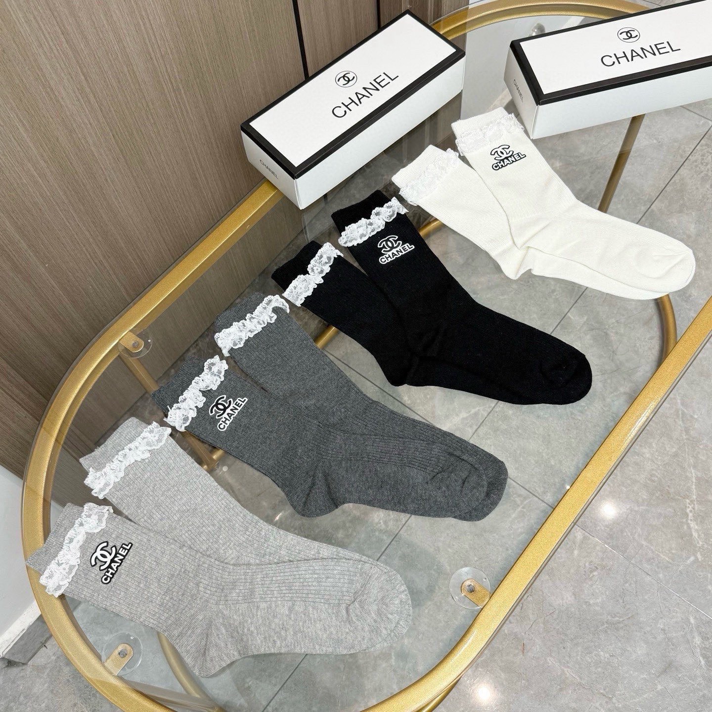 配包装【一盒四双】CHANEL 香奈儿高版本 ～好看到爆炸 CHANEL 袜子🔥烫印中筒袜，超精致🔥🔥潮