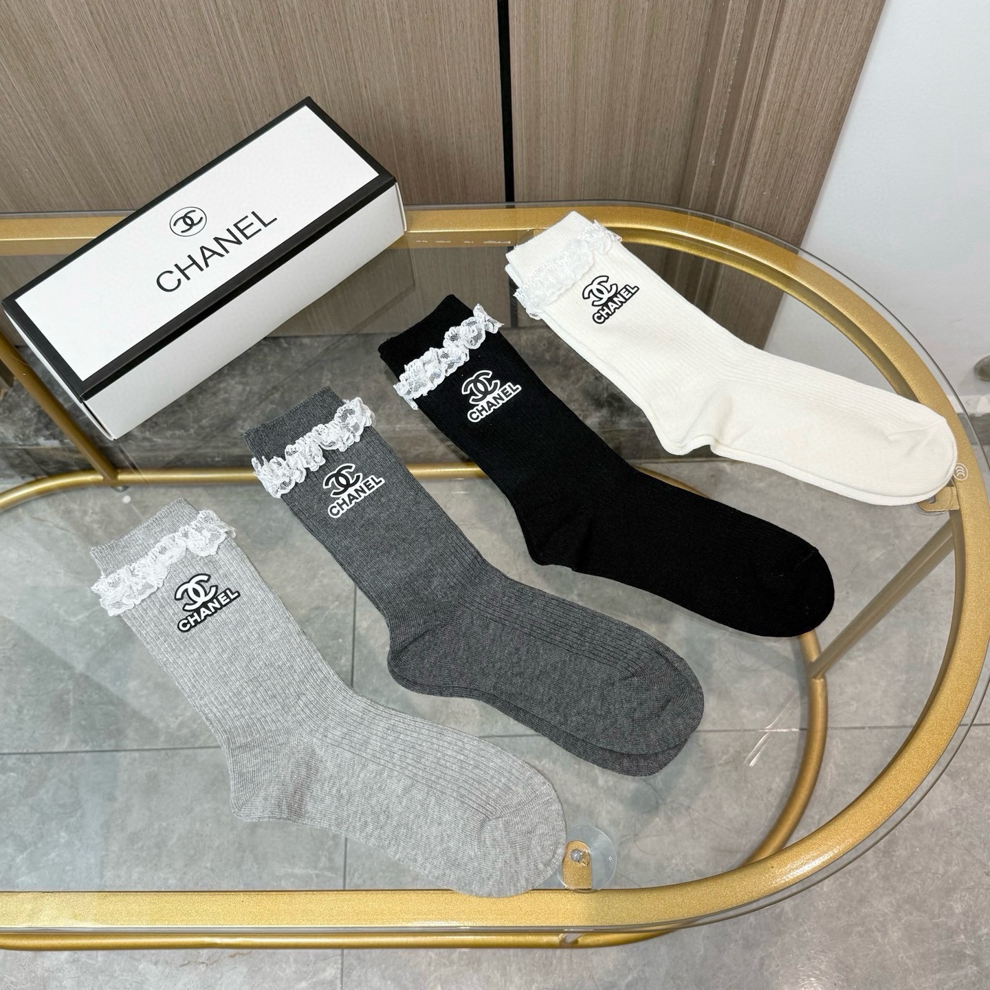 配包装【一盒四双】CHANEL 香奈儿高版本 ～好看到爆炸 CHANEL 袜子🔥烫印中筒袜，超精致🔥🔥潮