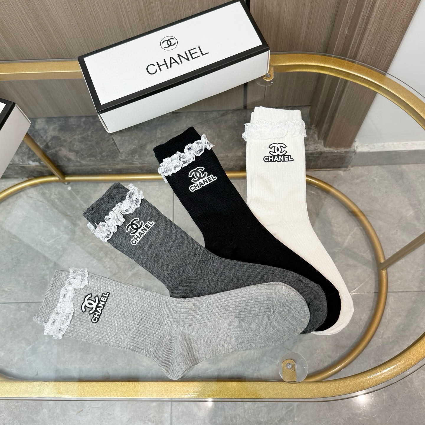 配包装【一盒四双】CHANEL 香奈儿高版本 ～好看到爆炸 CHANEL 袜子🔥烫印中筒袜，超精致🔥🔥潮