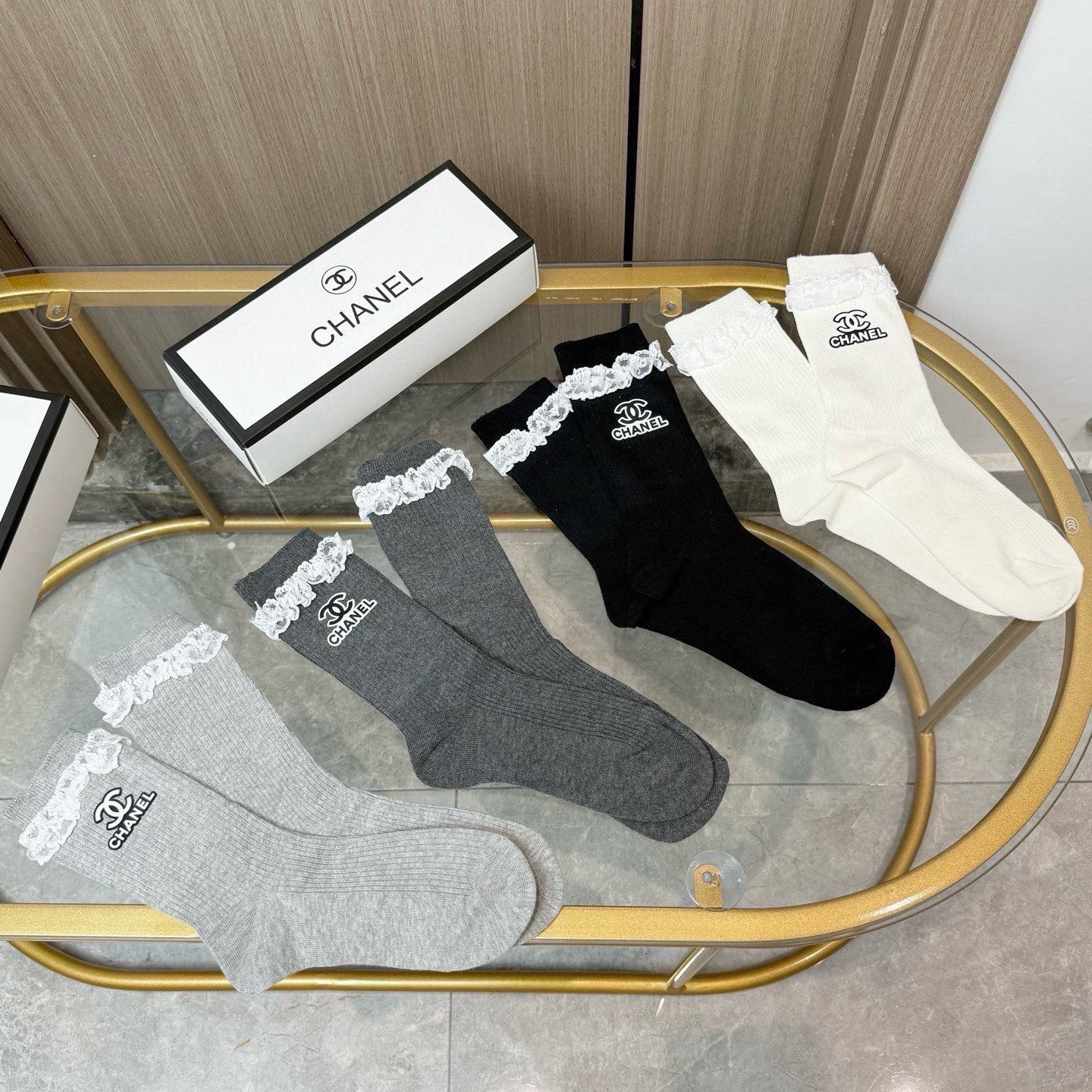 配包装【一盒四双】CHANEL 香奈儿高版本 ～好看到爆炸 CHANEL 袜子🔥烫印中筒袜，超精致🔥🔥潮