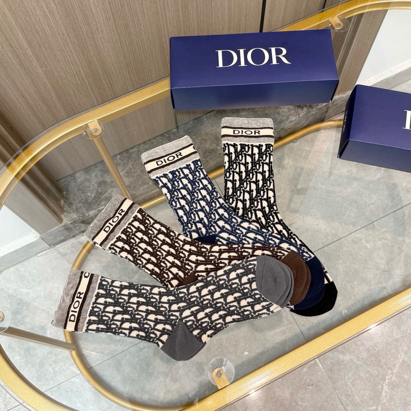 配包装【一盒四双】Dior · 迪奥❗️超级爆款网红袜子❗️D家官网同步提花字母小腿袜，ins明星网红推