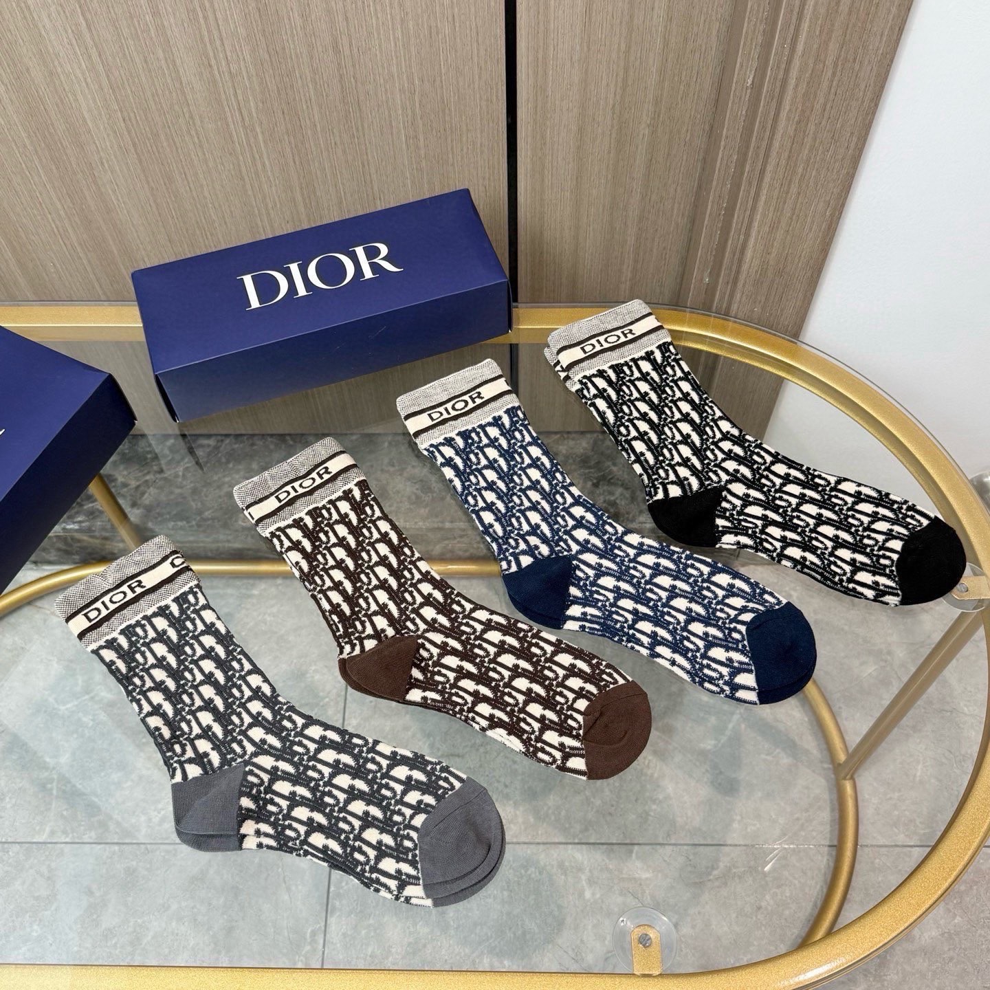 配包装【一盒四双】Dior · 迪奥❗️超级爆款网红袜子❗️D家官网同步提花字母小腿袜，ins明星网红推