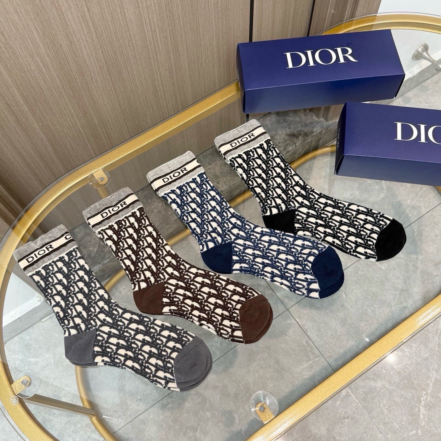 配包装【一盒四双】Dior · 迪奥❗️超级爆款网红袜子❗️D家官网同步提花字母小腿袜，ins明星网红推