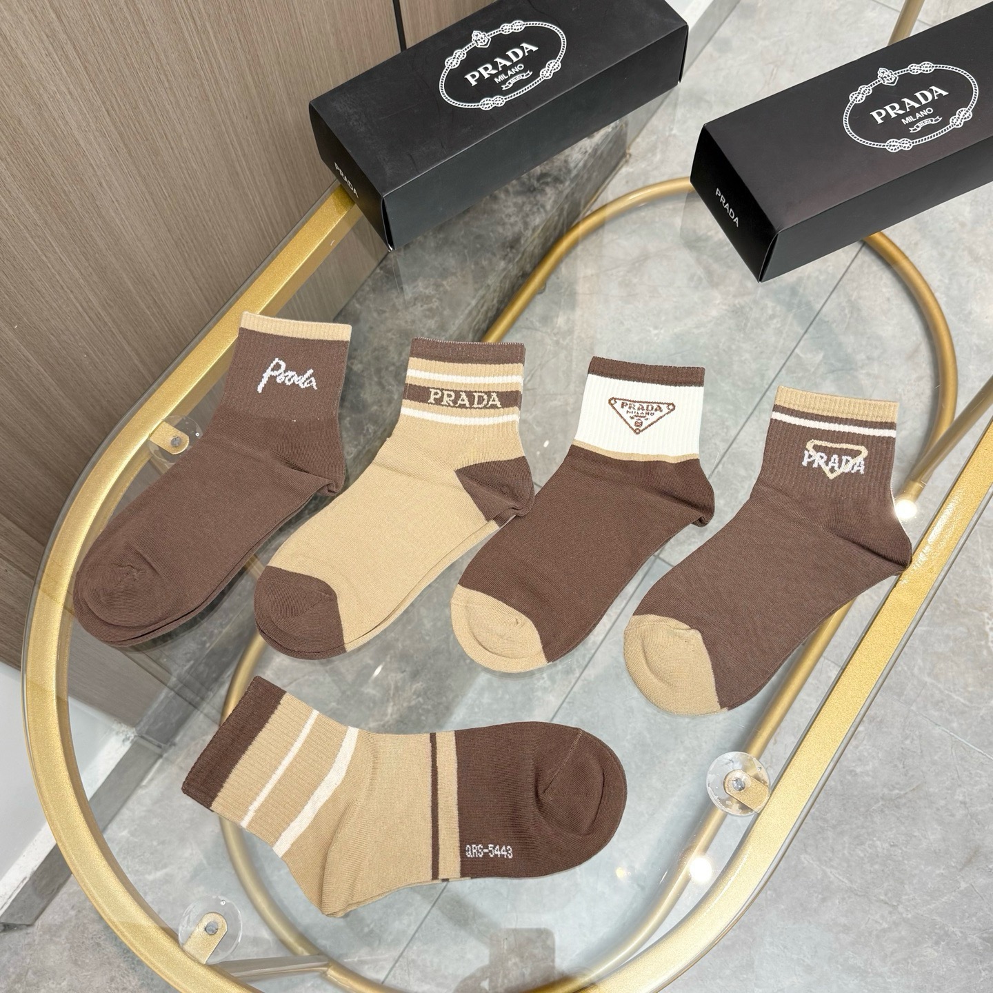 配包装【一盒五双】🌟PRADA 普拉达 爆款中筒袜🌟高版本 ～好看到爆炸 欧美大牌中筒袜🔥🌟潮人必不能少