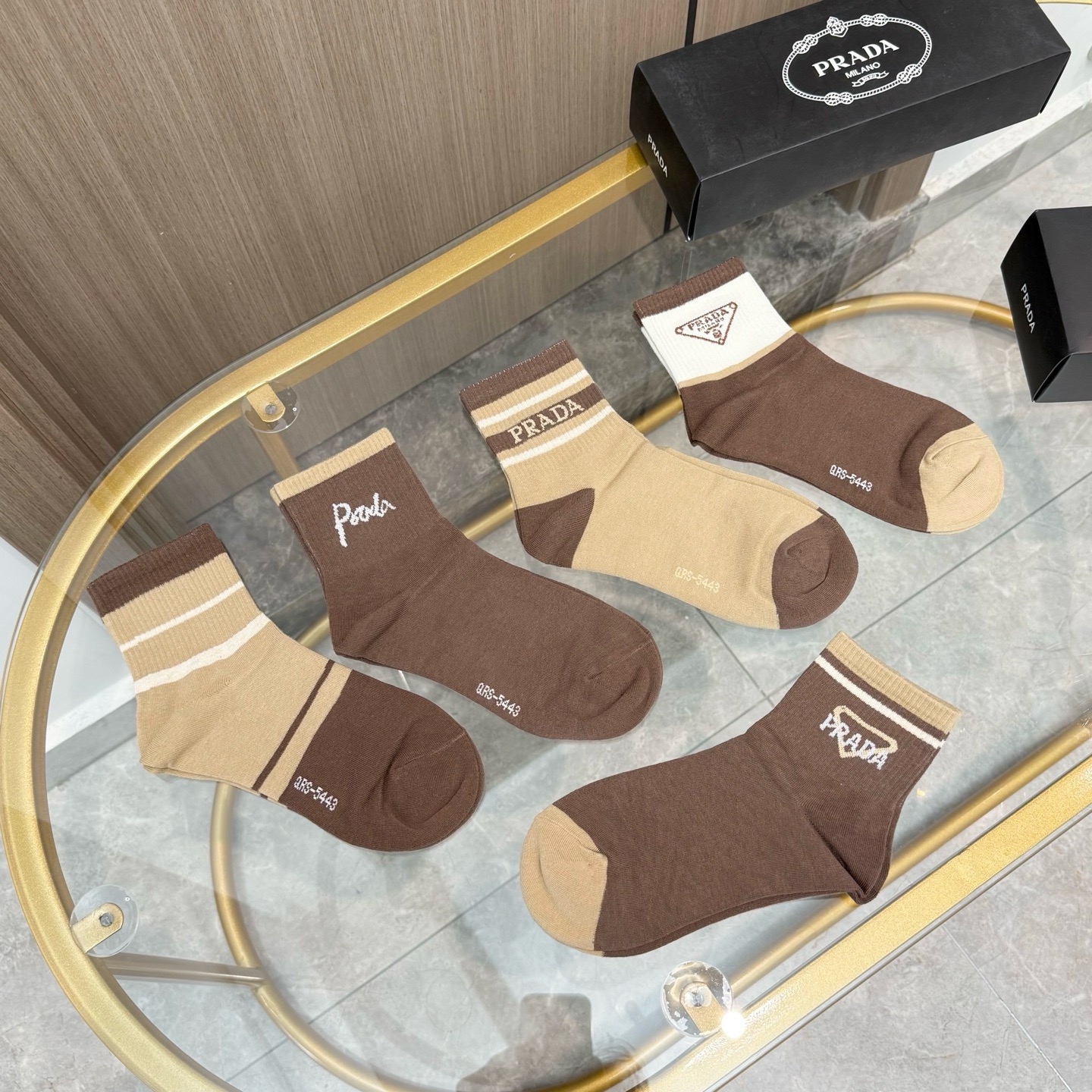 配包装【一盒五双】🌟PRADA 普拉达 爆款中筒袜🌟高版本 ～好看到爆炸 欧美大牌中筒袜🔥🌟潮人必不能少