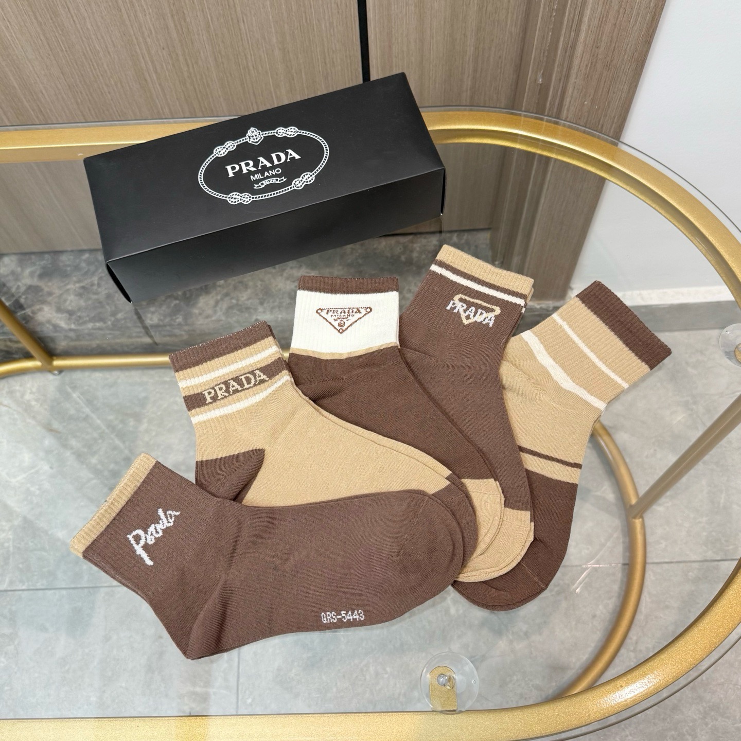配包装【一盒五双】🌟PRADA 普拉达 爆款中筒袜🌟高版本 ～好看到爆炸 欧美大牌中筒袜🔥🌟潮人必不能少