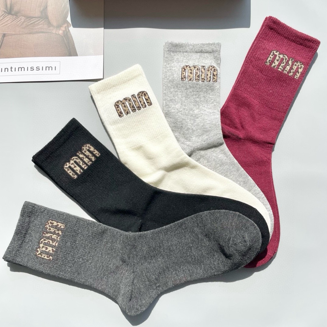 配包装【一盒五双】miumiu · 缪缪❗️高品质🔥超级爆款网红袜子❗️miu家官网同步饰品字母中筒袜，